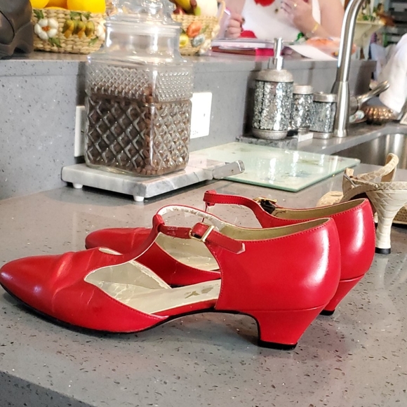 Daisy red shoes - Picture 2 of 2